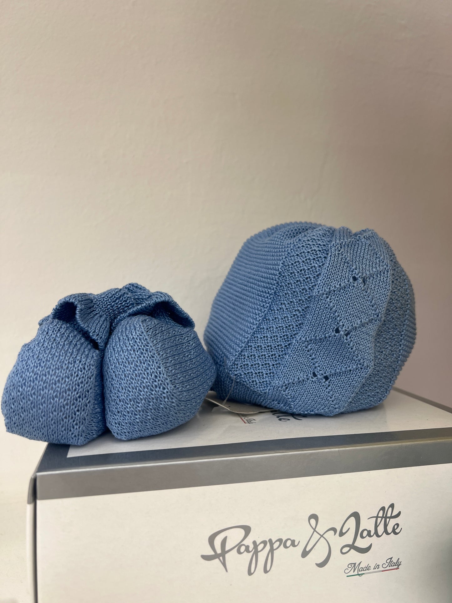 set cappello e babbucce blu avion in Filo di scozia