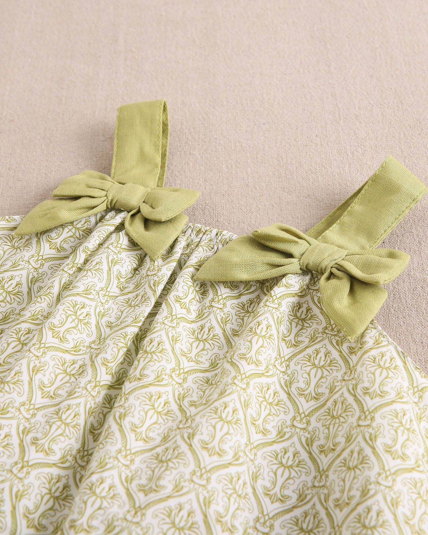 Vestito stampato per neonati con bretelle e mutandine abbinate