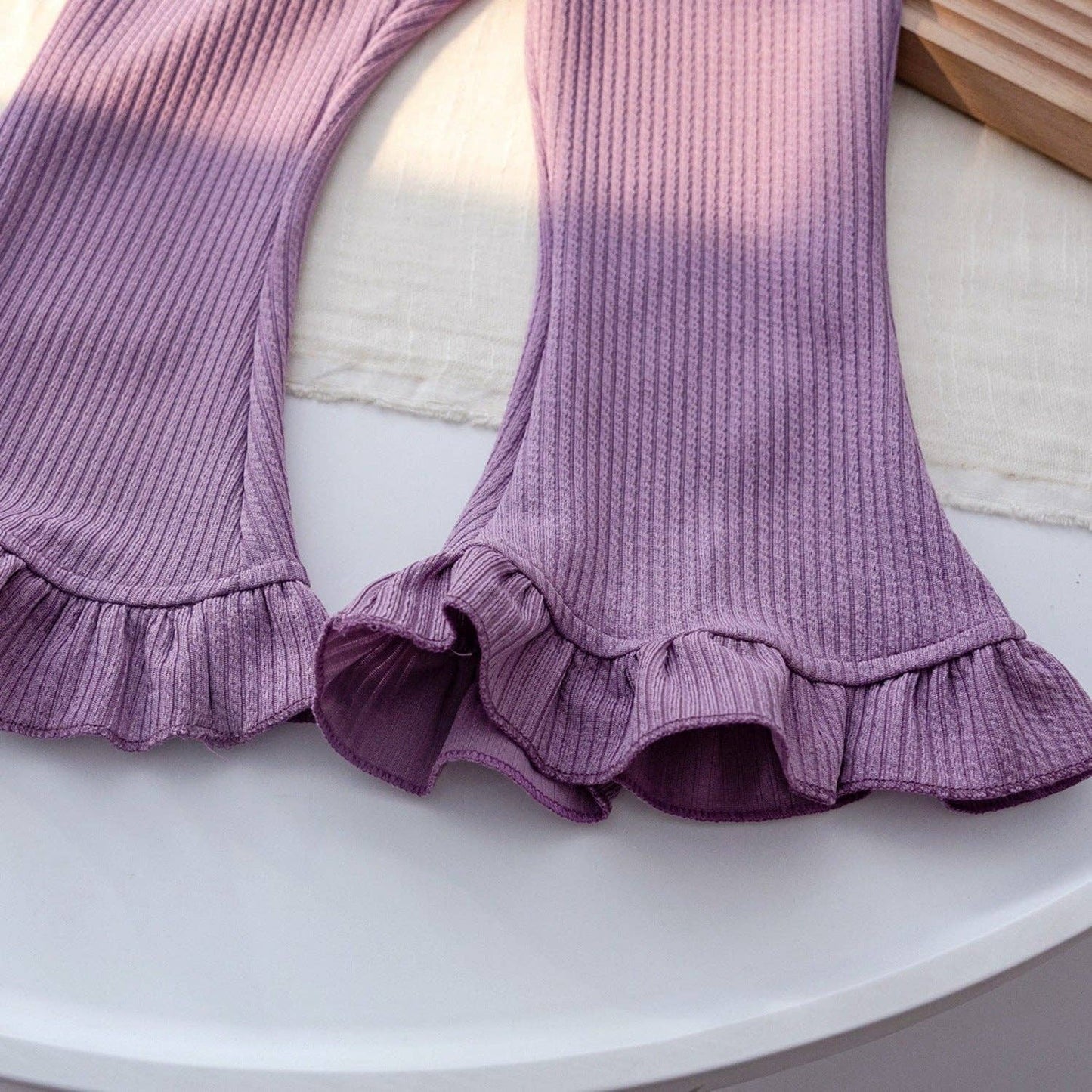 pantaloni svasati a balze tinta unita