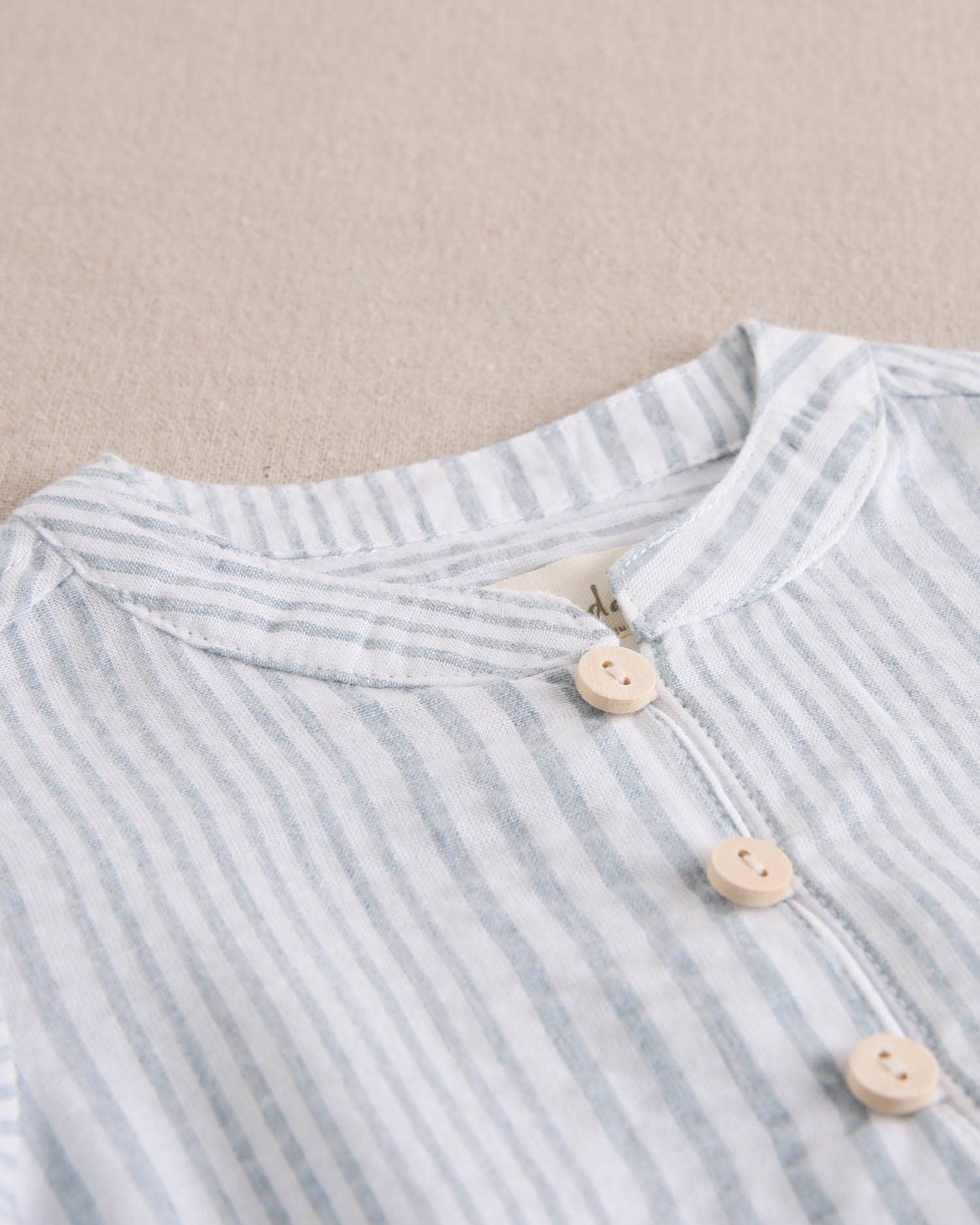 Completo leggero con camicia a righe blu e pantaloncini