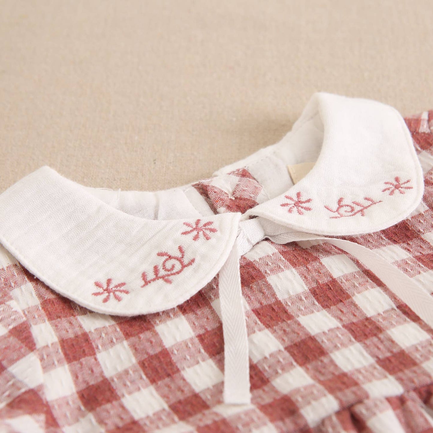 Vestito rosa per bebè a quadretti Vichy con colletto ricamato