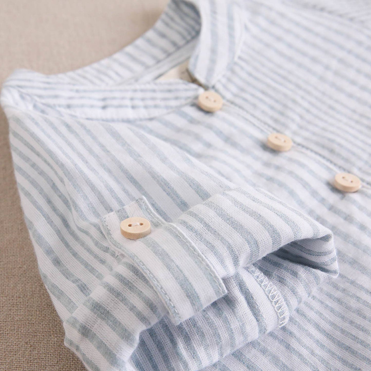 Completo leggero con camicia a righe blu e pantaloncini