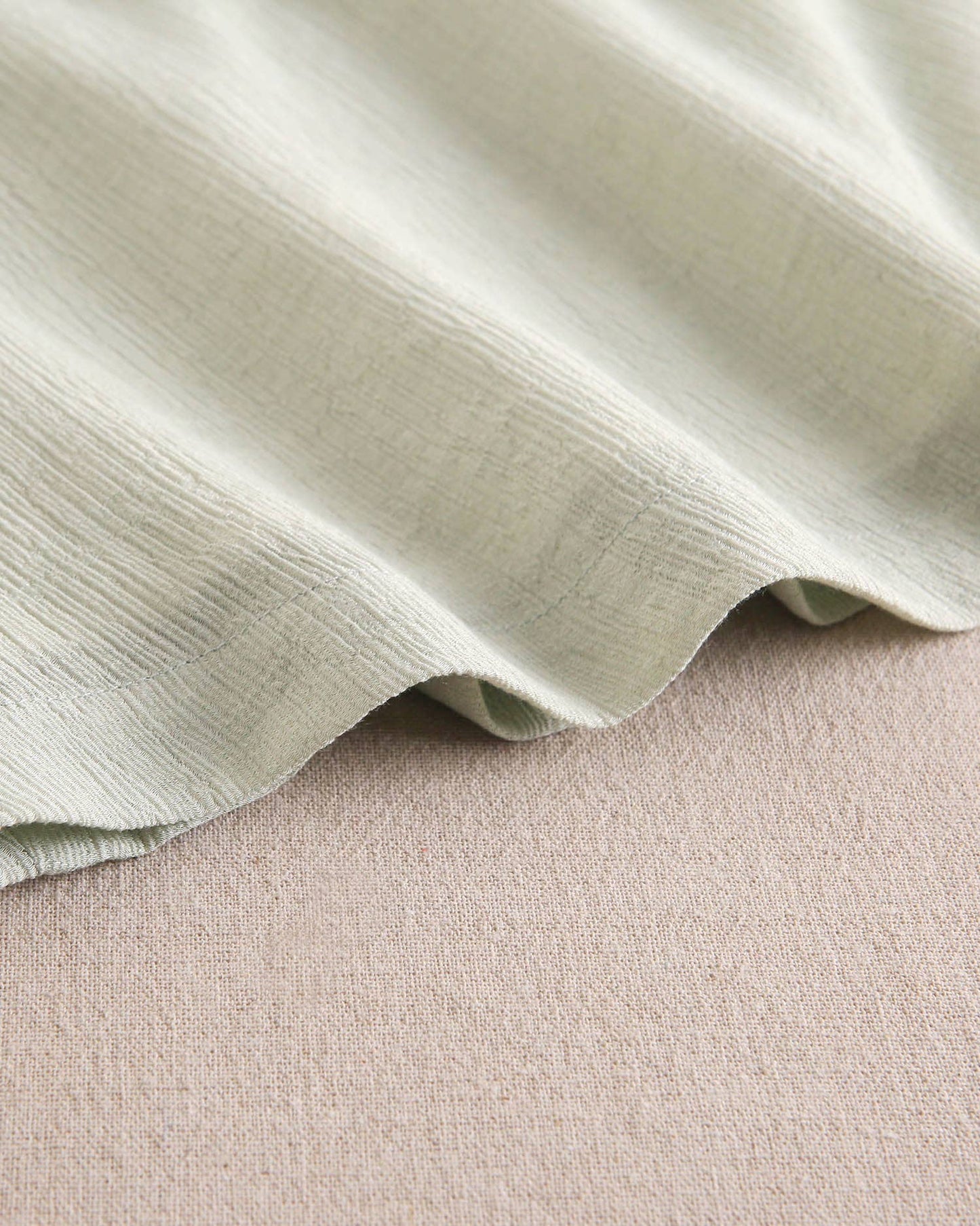 Abito da bambina verde pastello con volant asimmetrico e fiocco