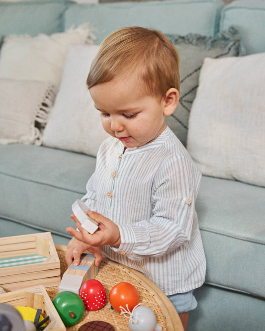 Completo leggero con camicia a righe blu e pantaloncini