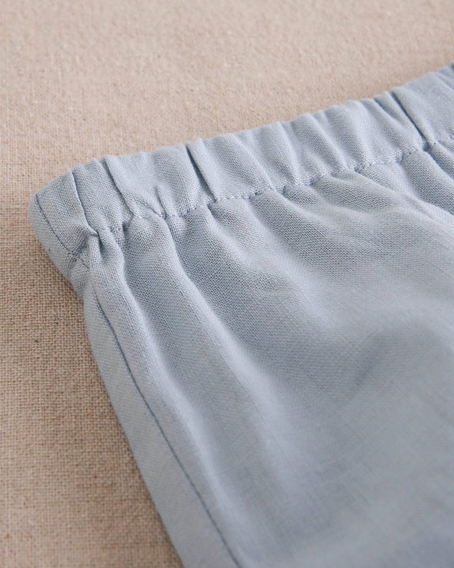 Completo leggero con camicia a righe blu e pantaloncini