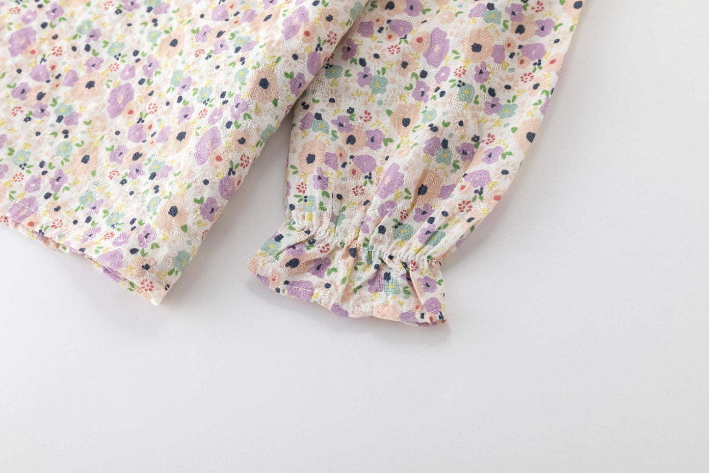 Blusa a maniche lunghe con colletto volant per neonata