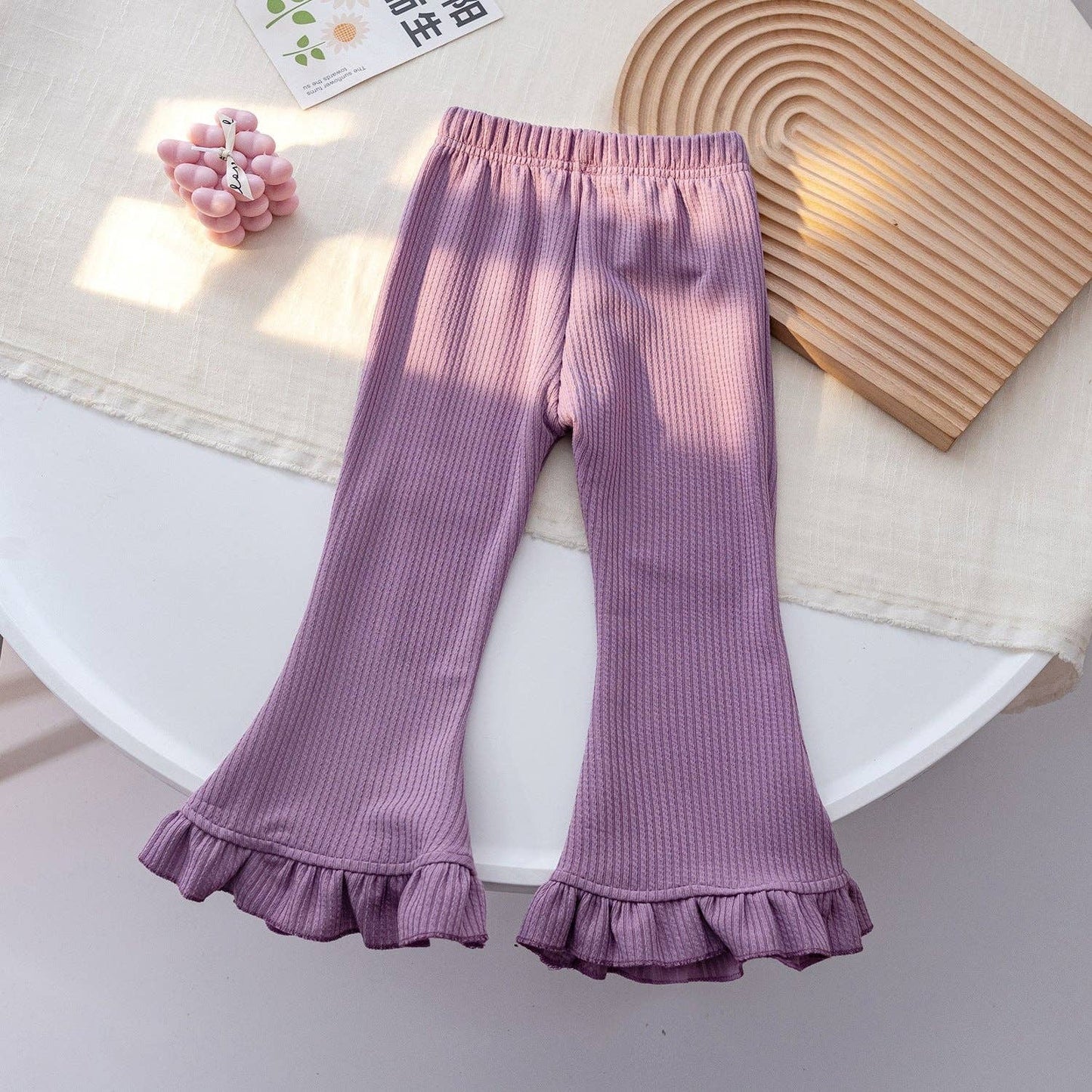 pantaloni svasati a balze tinta unita